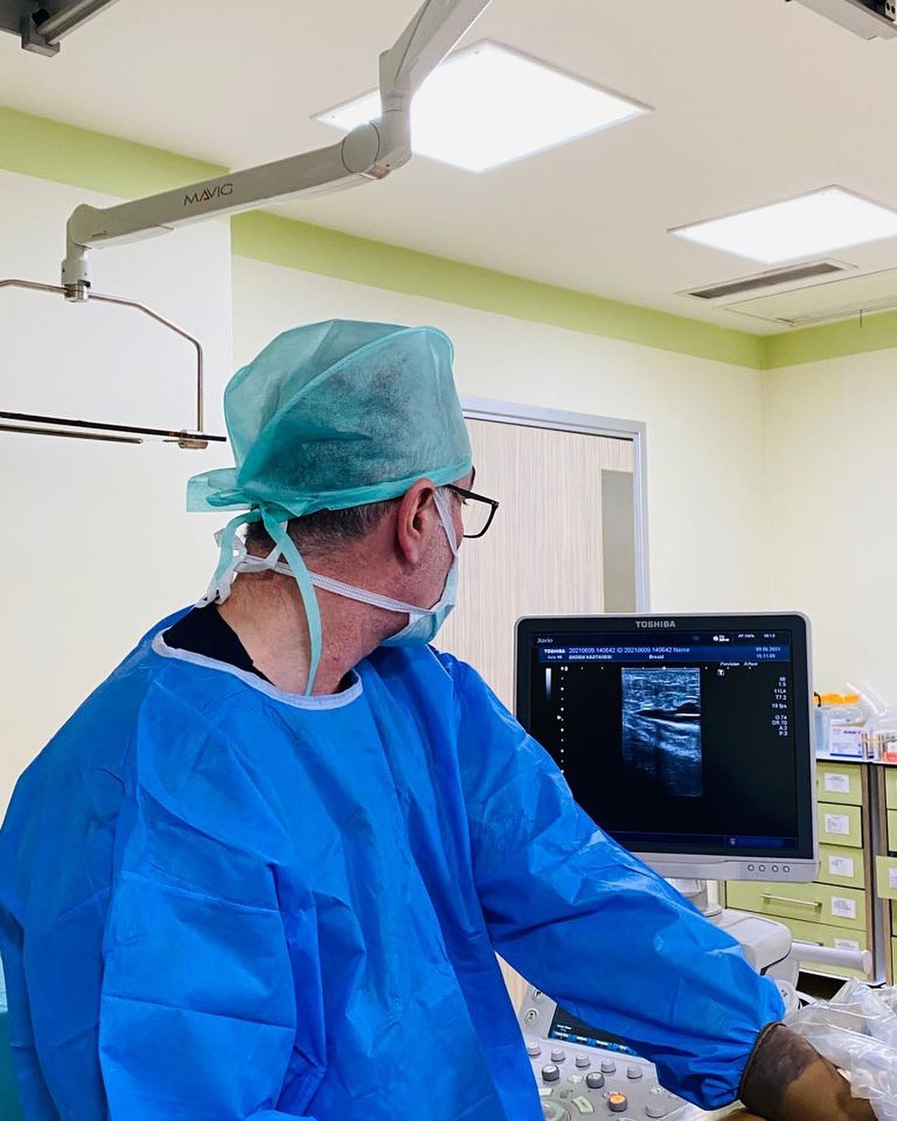 Girişimsel radyoloji işlemi sırasında görüntüleme ekranını değerlendiren doktor